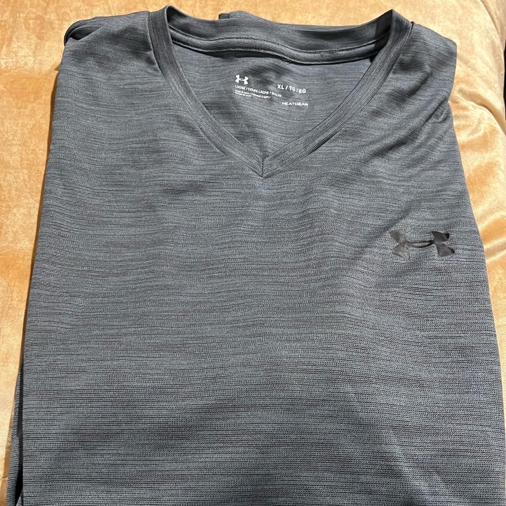 Under Armour Men’s XL short sleeve shirt